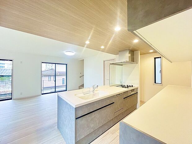 リビングにいる家族の顔が見渡せるカウンターキッチン。お料理もより一層おいしく、楽しく。食器棚を背面に設置しても十分な広さを確保しています。 