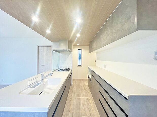 リビングにいる家族の顔が見渡せるカウンターキッチン。お料理もより一層おいしく、楽しく。食器棚を背面に設置しても十分な広さを確保しています。 