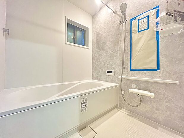 落ち着いた色味の浴室で1日の疲れをゆっくりと癒してください。 