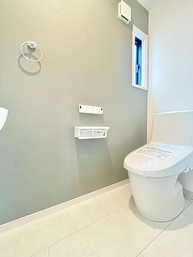 ウォシュレット機能付きのトイレ。換気のしやすい窓付きで、収納もあり実用性も兼ね備えた造り。 