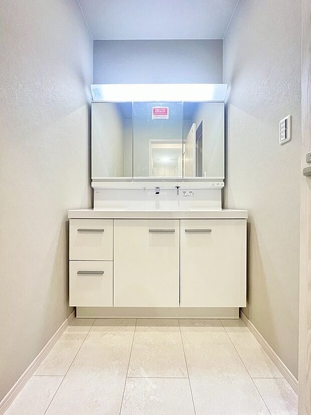 お出かけ前の身だしなみに一歩差がつく三面鏡。ミラー裏にはたっぷり収納もございます。 