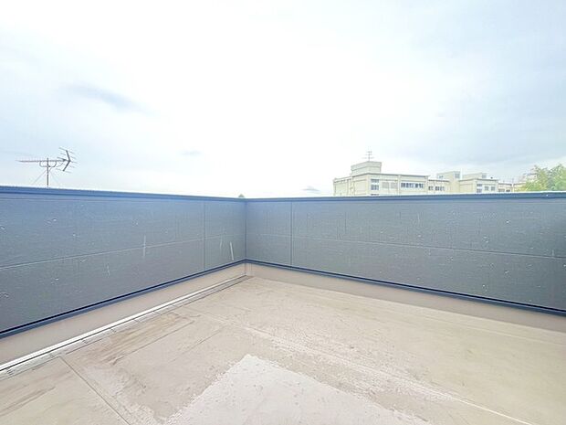 広めのバルコニーは風通しも良くお洗濯物もしっかりと干すことができます！ 