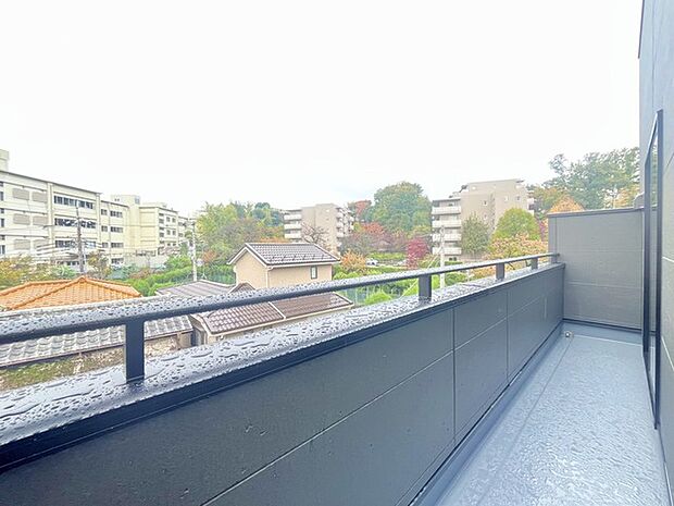 南側のお部屋から出入りできる、奥行きのあるワイドバルコニー。心地よい陽射しと暖かな風を楽しむことが出来ます。 