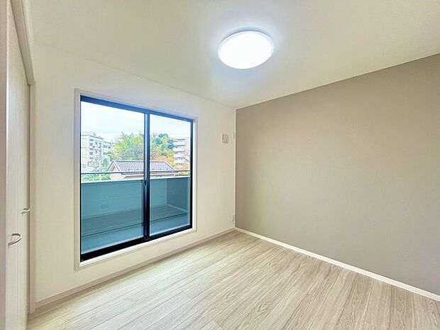 アクセントクロスを使用したオシャレな洋室。窓からそそぐ陽の光が眩しいベッドルームは、朝の目覚めが心地良く迎えられそうです。 