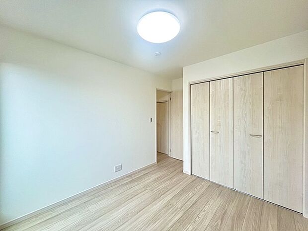 広々収納で、仕事着、普段着をまとめて収納できます。 