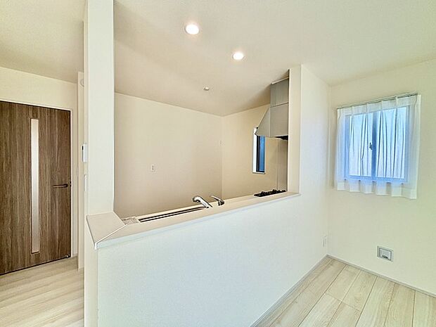 家族が一番集まる場所だから広々としつつも素敵な空間であって欲しい。皆がくつろぐリビングからキッチンまでが一つに繋がる空間。 