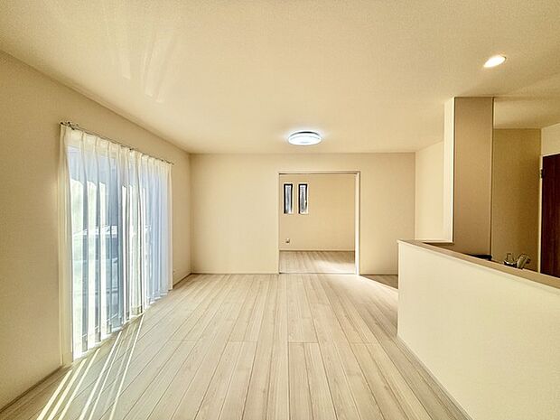 家族の集うリビングには色々な方向から光が差し込む設計に。家族のコミュニケーションが弾むスポットだから明るい雰囲気であってほしい。