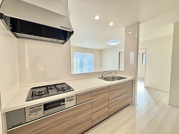 家族が一番集まる場所だから広々としつつも素敵な空間であって欲しい。皆がくつろぐリビングからキッチンまでが一つに繋がる空間。