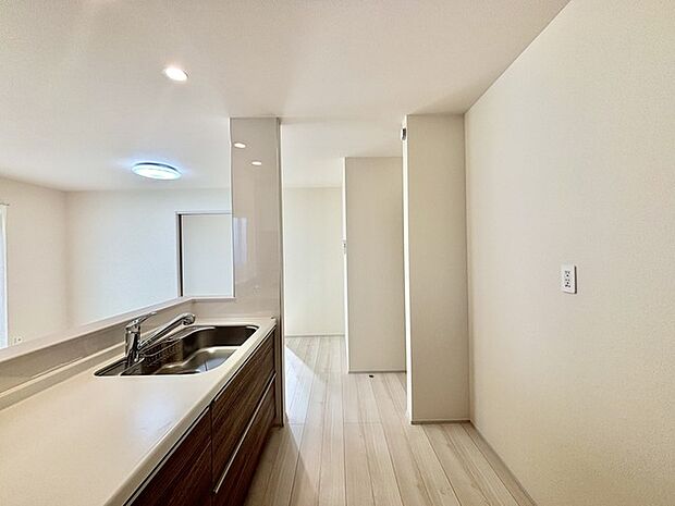 お子様と並んでお料理も出来るキッチンスペース