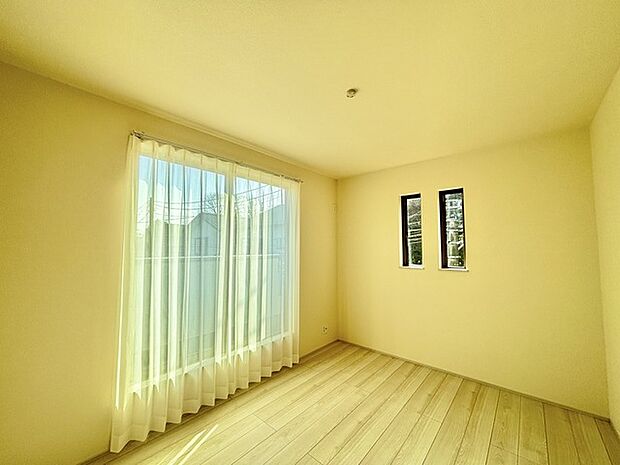 衣類の整理整頓に嬉しいクローゼット付きのお部屋。お子様のお部屋としても便利です。