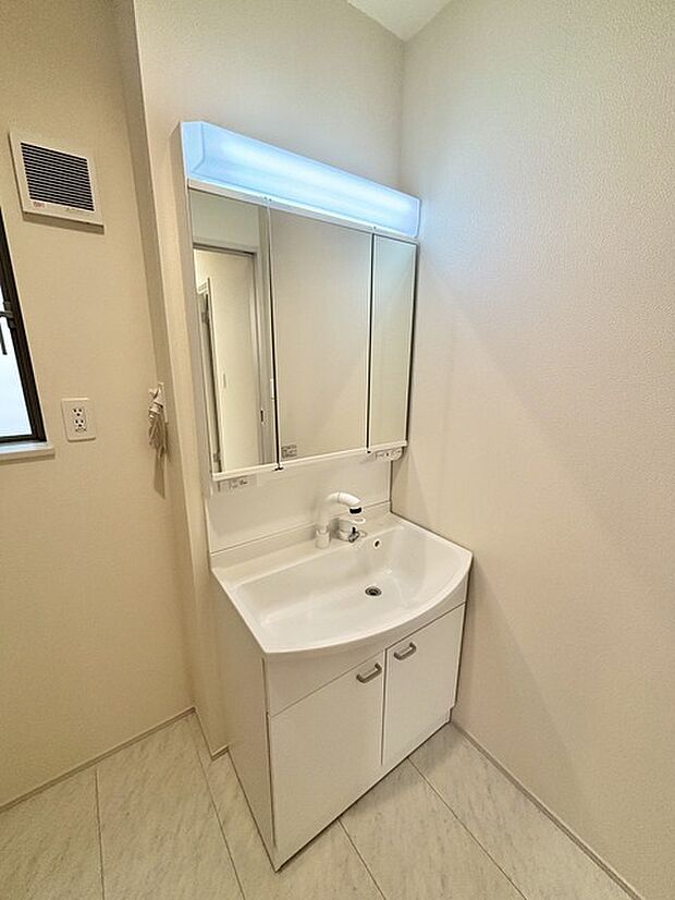 お出かけ前の身だしなみに一歩差がつく三面鏡。ミラー裏にはたっぷり収納もございます。