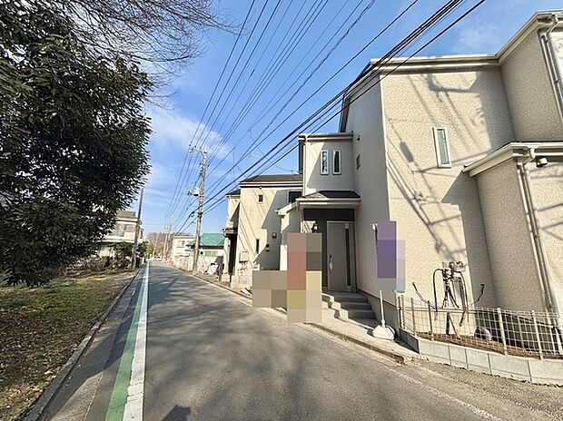 戸建てが立ち並ぶ静かな住宅街。四季折々の移り変わりを感じながら自然と楽しみ、暮らす、そんな毎日を日々の中で感じられる住環境 