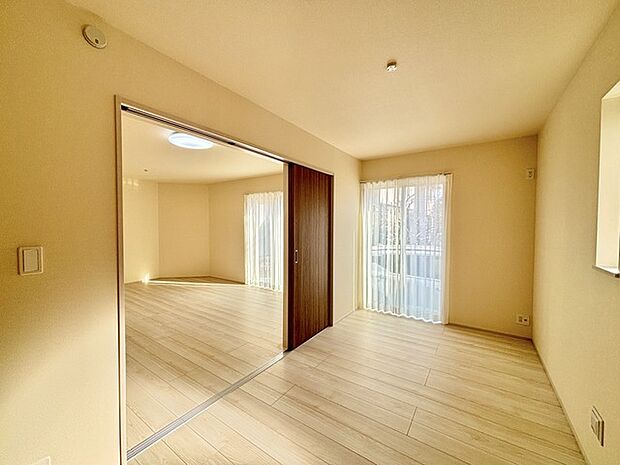 扉を開放するとLDKと洋室を一体利用できる空間!扉を閉めると独立した空間としても活用できます。