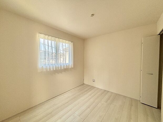 どんな家具にでも相性が良い清潔感ある白色調のクロスを採用。主張しすぎない配色、耐久性にも優れた床材は日々のメンテナンスも楽に、快適に過ごして頂けるよう考えられています。