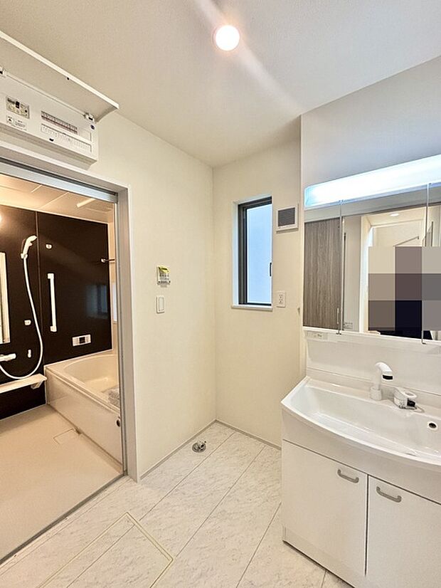 ゆとりの洗面スペースで朝の身支度もスムーズに行えます。