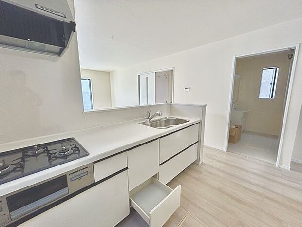 リビングにいる家族の顔が見渡せるカウンターキッチン。お料理もより一層おいしく、楽しく。食器棚を背面に設置しても十分な広さを確保しています。