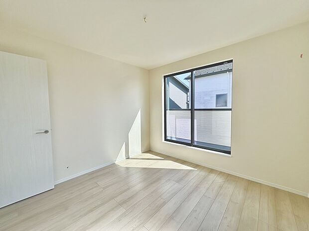 どんな家具にでも相性が良い清潔感ある白色調のクロスを採用。主張しすぎない配色、耐久性にも優れた床材は日々のメンテナンスも楽に、快適に過ごして頂けるよう考えられています。