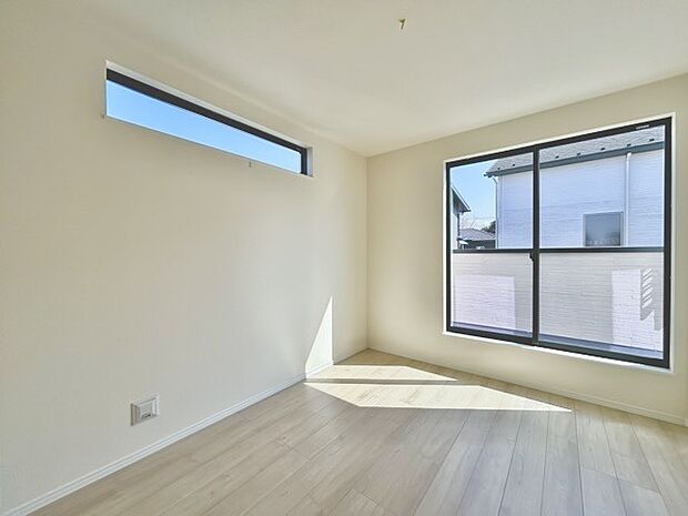 大きな開口部から明るい光が差し込む、日中の室内の明るさがこの部屋の魅力です。