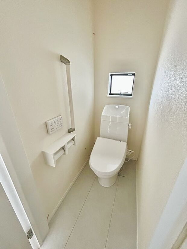 ウォシュレット機能付きのトイレ。換気のしやすい窓付きで、収納もあり実用性も兼ね備えた造り。