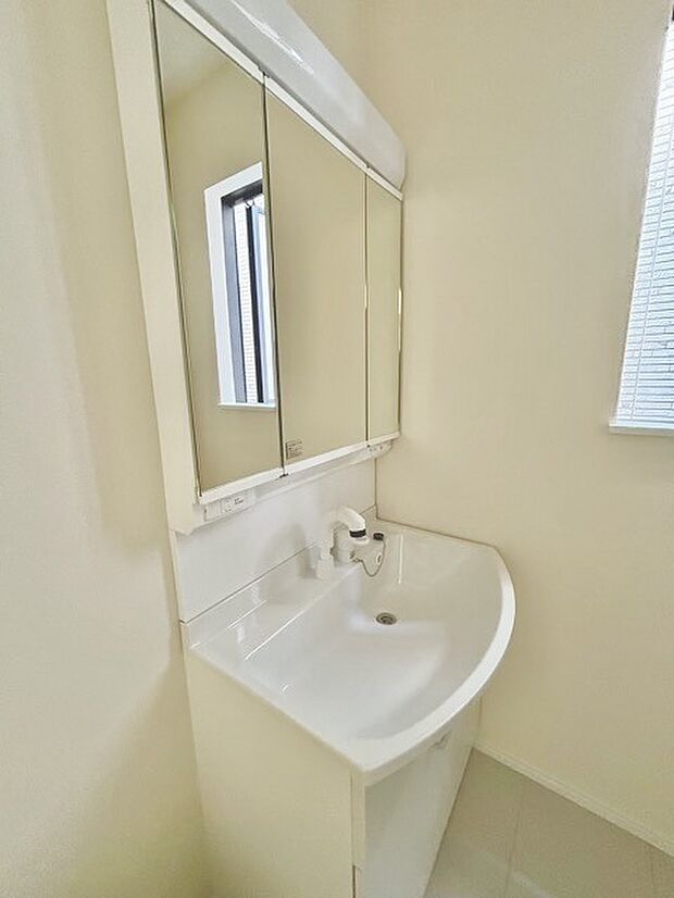 お出かけ前の身だしなみに一歩差がつく三面鏡。ミラー裏にはたっぷり収納もございます。