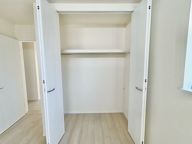 広々収納で、仕事着、普段着をまとめて収納できます。