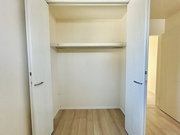 衣類の整理整頓に嬉しいクローゼット付きのお部屋。お子様のお部屋としても便利です。
