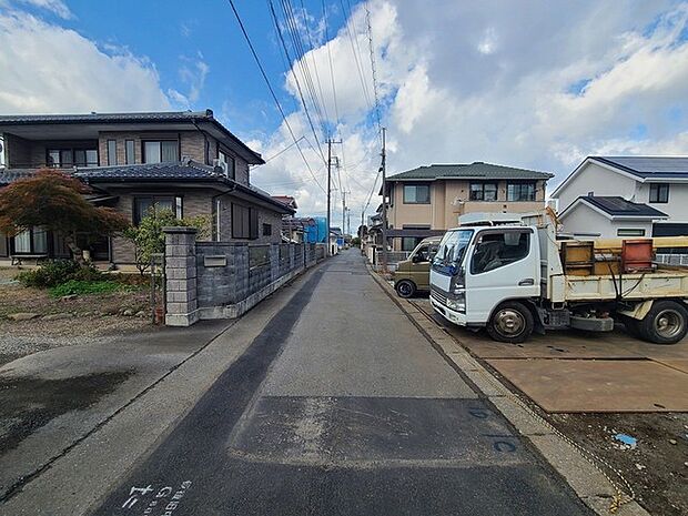 戸建てが立ち並ぶ静かな住宅街。四季折々の移り変わりを感じながら自然と楽しみ、暮らす、そんな毎日を日々の中で感じられる住環境