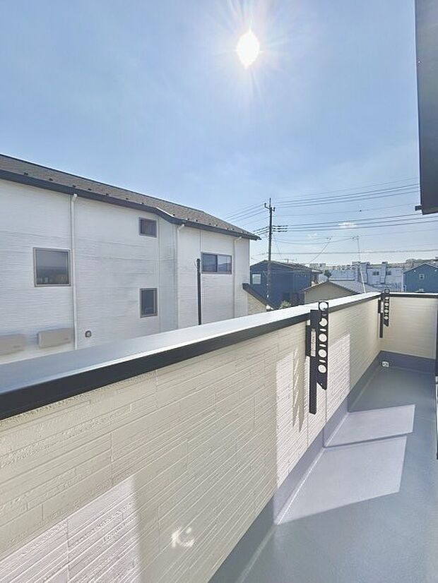 陽ざしが差込む明るいバルコニー。奥行きのあるバルコニーはお洗濯時に助かります。