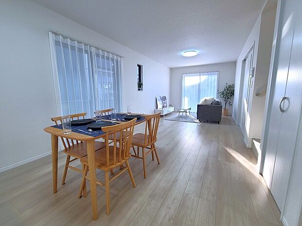 夕食の時間。家族、友人、両親、親戚との会話がより料理を美味しくしてくれる。あっという間に時間が過ぎてしまう居心地の良さは、普段はほっとする空間としてここにあります。