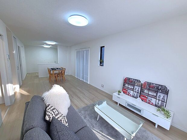 家族団欒のリビング。陽光差し込む食卓には家族の会話とスマイルが溢れます。いつまでもここで食卓を囲みたくなる、そう感じさせてくれるスペース。