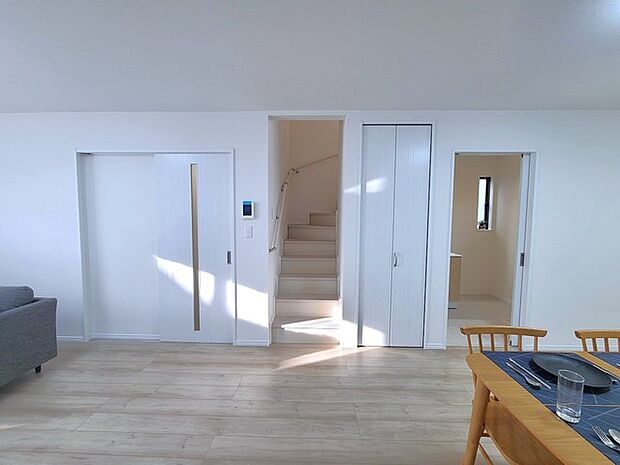 家族団欒のリビング。陽光差し込む食卓には家族の会話とスマイルが溢れます。いつまでもここで食卓を囲みたくなる、そう感じさせてくれるスペース。 