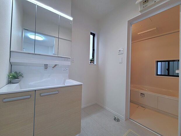 お出かけ前の身だしなみに一歩差がつく三面鏡。ミラー裏にはたっぷり収納もございます。