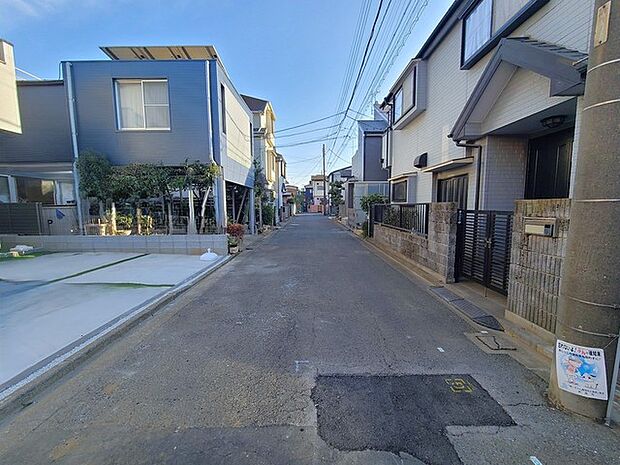 戸建てが立ち並ぶ静かな住宅街。四季折々の移り変わりを感じながら自然と楽しみ、暮らす、そんな毎日を日々の中で感じられる住環境 