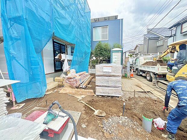 前面道路は広く、駐車がしやすいです。駐車スペース2台分ございます。 