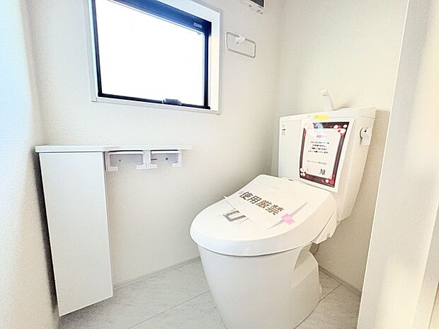 ウォシュレット機能付きのトイレ。換気のしやすい窓付きで、収納もあり実用性も兼ね備えた造り。