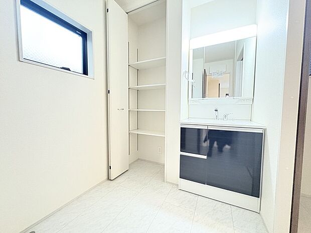 ゆとりの洗面スペースで朝の身支度もスムーズに行えます。