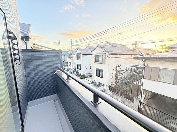 窓から眺める風景は一日の疲れを癒すヒーリングを奏でる、心地の良い時間を演出してくれます。室内も重要ですが、周りの環境もマイホーム選びの大事なポイント