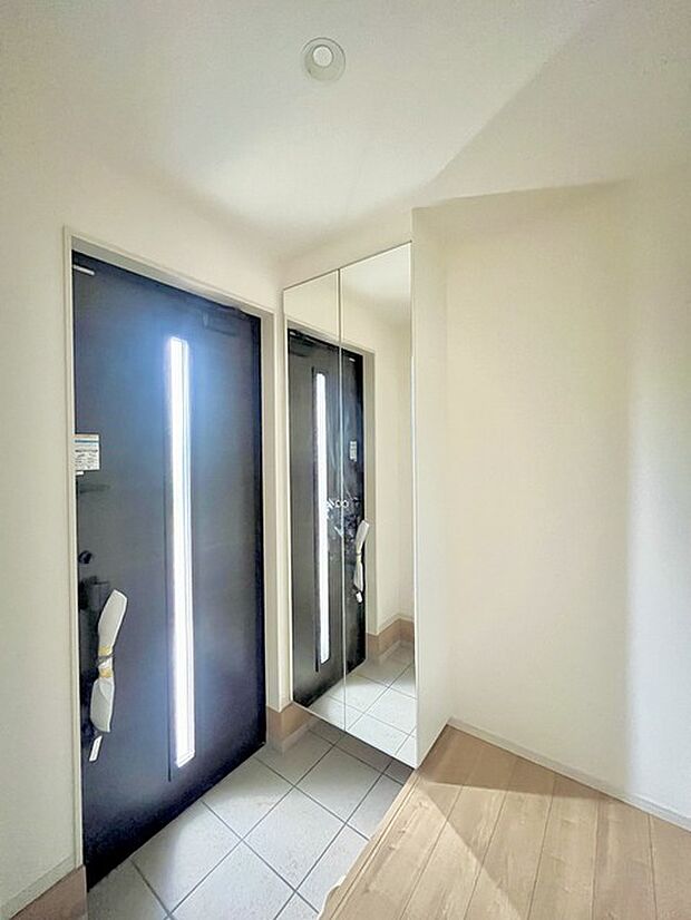 お宅の顔となる明るく開放的な玄関。ご家族皆様様の靴を収納できるスペースと全身鏡があり、お出掛け前に身だしなみチェックもできます。 