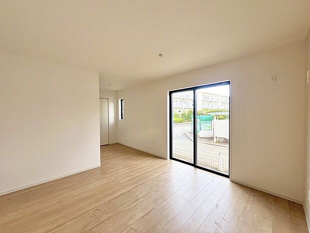 家族や友人、両親、親戚とこれから沢山の時間を紡ぐのだろう。そこを彩るのは窓から見える青い空、心地よい緑。そんなイメージが膨らむリビングスペース。 