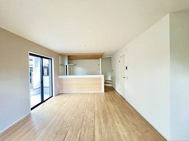 家族団欒のリビング。陽光差し込む食卓には家族の会話とスマイルが溢れます。いつまでもここで食卓を囲みたくなる、そう感じさせてくれるスペース。 