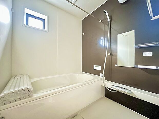 落ち着いた色味の浴室で1日の疲れをゆっくりと癒してください。 