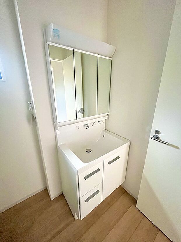 お出かけ前の身だしなみに一歩差がつく三面鏡。ミラー裏にはたっぷり収納もございます。 