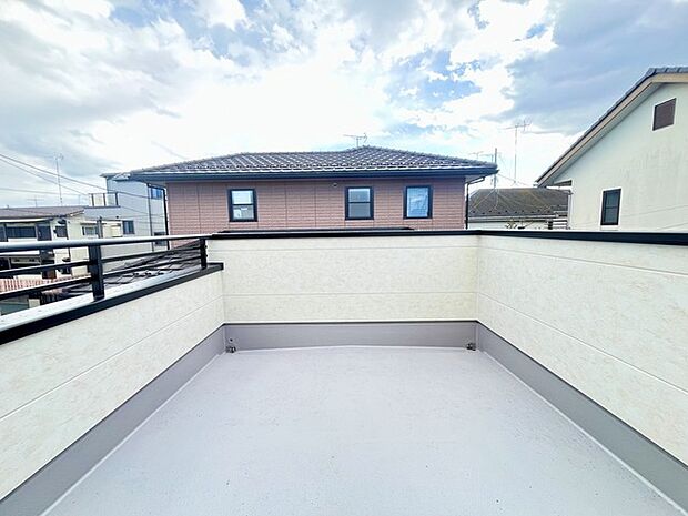 南側のお部屋から出入りできる、奥行きのあるワイドバルコニー。心地よい陽射しと暖かな風を楽しむことが出来ます。 