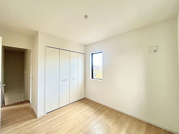 広々収納で、仕事着、普段着をまとめて収納できます。 