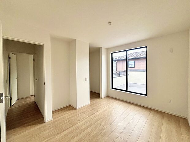 バルコニーに面した8.2帖の洋室。開口部からは優しい陽光が差し込み心地よい風が通り抜けます。 