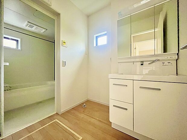 ゆとりの洗面スペースで朝の身支度もスムーズに行えます。 