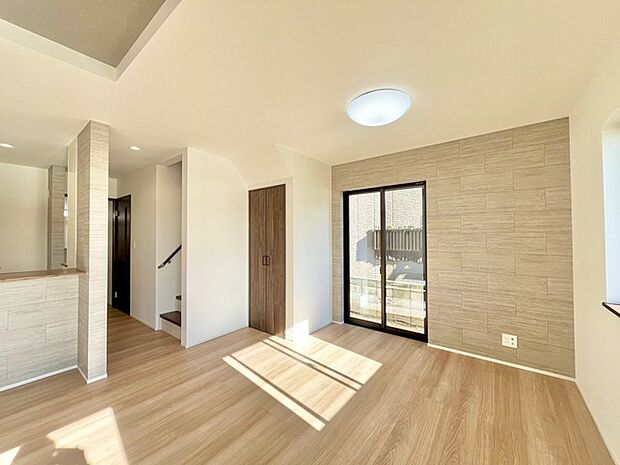 家族や友人、両親、親戚とこれから沢山の時間を紡ぐのだろう。そこを彩るのは窓から見える青い空、心地よい緑。そんなイメージが膨らむリビングスペース。