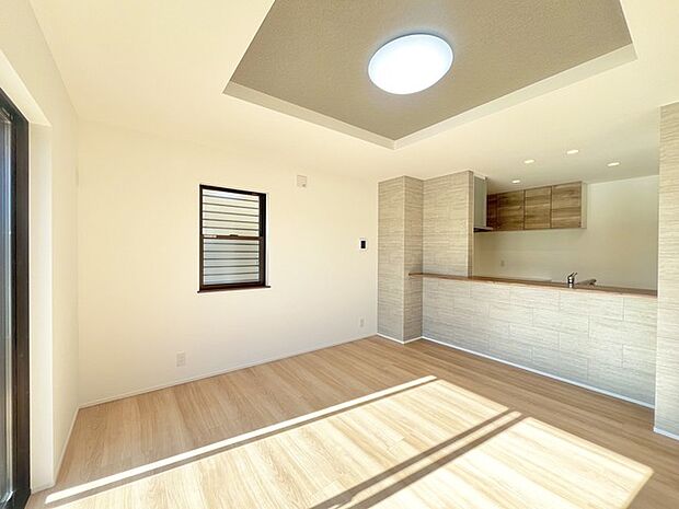 家族が一番集まる場所だから広々としつつも素敵な空間であって欲しい。皆がくつろぐリビングからキッチンまでが一つに繋がる空間。