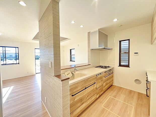 家族団欒のリビング。陽光差し込む食卓には家族の会話とスマイルが溢れます。いつまでもここで食卓を囲みたくなる、そう感じさせてくれるスペース。