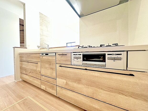 リビングにいる家族の顔が見渡せるカウンターキッチン。お料理もより一層おいしく、楽しく。食器棚を背面に設置しても十分な広さを確保しています。 